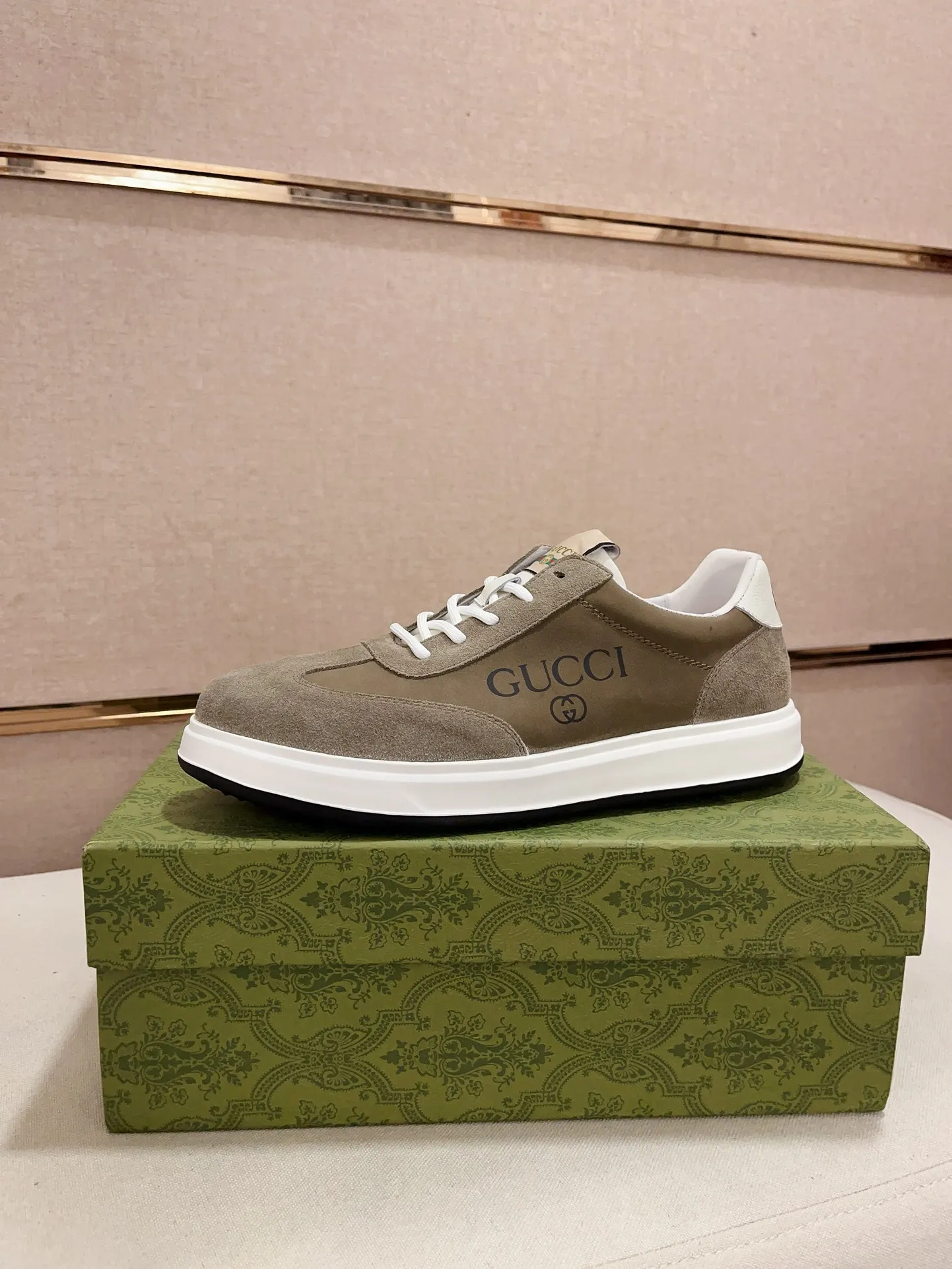 Men's shoes 💰 462 💰 High-quality new GUCCI counters are launched simultaneously. The new men's shoes, 😘fabrics are selected from imported cowhide, and the lining is sheepskin lining. 👍🏿 High-end ☄️ air-cushion molded anti-slip rubber outsole, exquisite lines, simple and elegant, comfortable and high-end for leisure travel. Code number: 38 to 44 (45 can be customized and cannot be returned or exchanged)